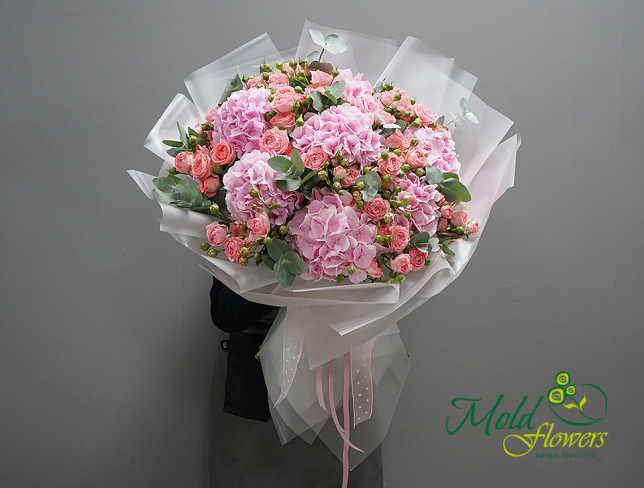 Bouquet with hydrangeas and spray roses (custom order, 10 days) photo